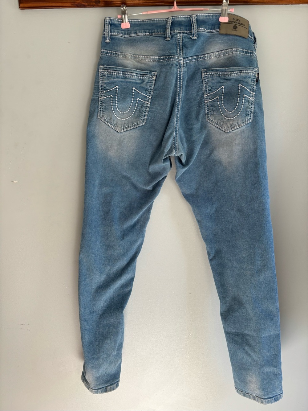 Men’s Light Blue Jeans straight leg with Embroidered Back Pockets
